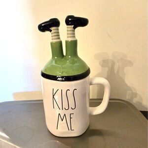 Rae Dunn "Kiss Me" Mug w/Leprechaun Legs Topper to Keep Drink Warm NWOT